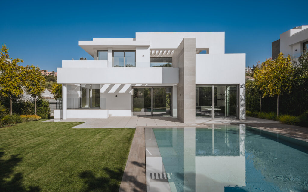 Elegant Contemporary Villa with 5 En-Suite Bedrooms in El Paraíso, New Golden Mile, Marbella In El Paraiso