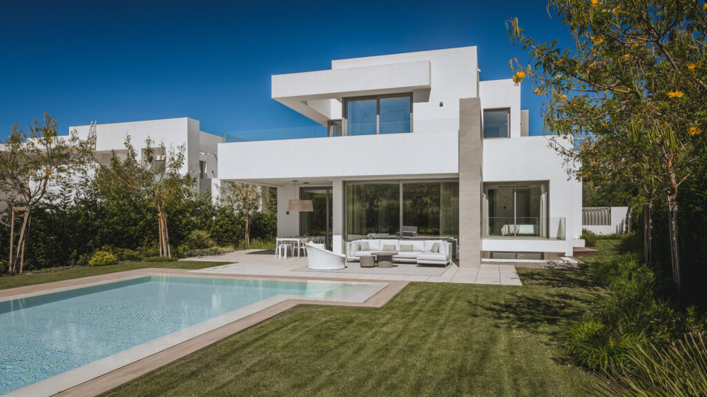 Contemporary Villa for Sale in El Paraíso, New Golden Mile, Marbella In El Paraiso