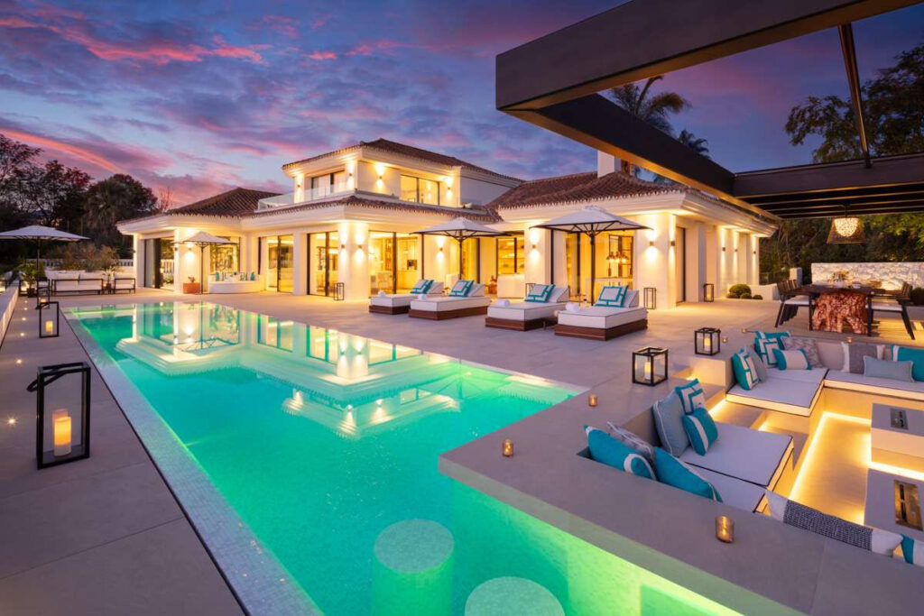 Contemporary Frontline Golf Villa in Nueva Andalucía In Marbella