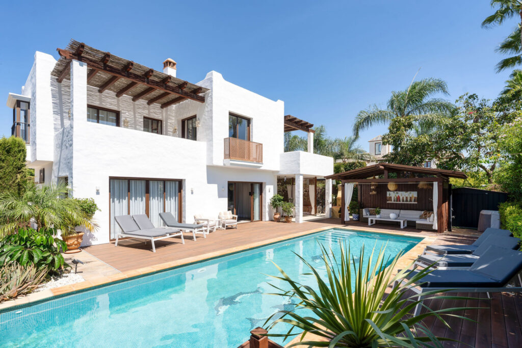 Welcome to this charming beachside villa with private pool in San Pedro! In San Pedro Playa