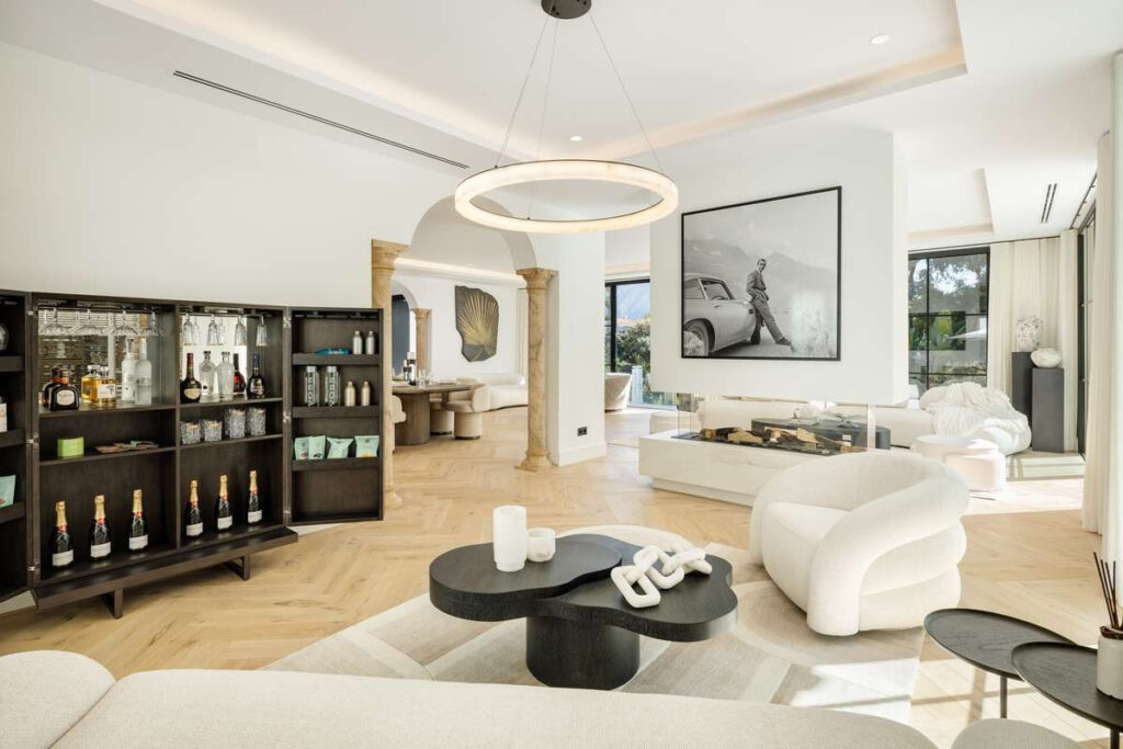 Elegant Frontline Golf Villa in La Quinta In Benahavis