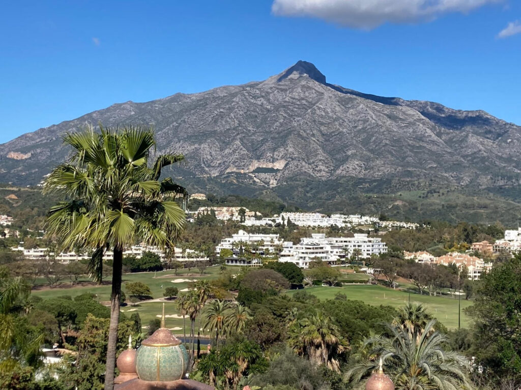 Stunning Corner Apartment in La Corniche with Panoramic Sea & Golf Views in Nueva Andalucía In La Corniche