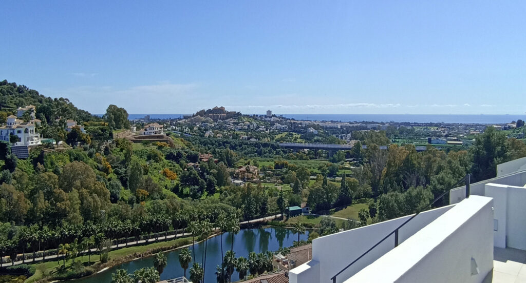 Recently renovated golf penthouse with great views in La Quinta, Benahavis In La Quinta
