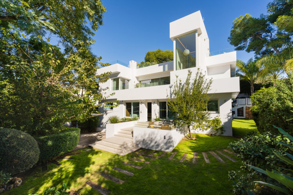 Modern Luxury in Lower Nueva Andalucía – An ideal family home! In Nueva Andalucia