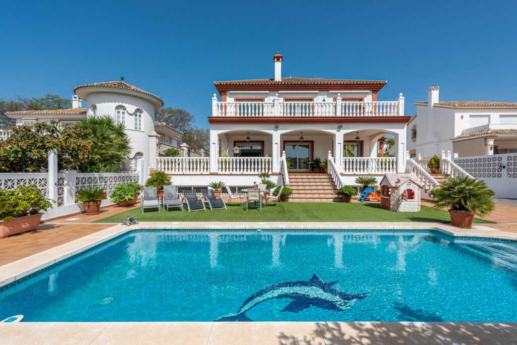 Spacious Villa in central San Pedro! With 3 separate apartments and garage for 10 cars. In San Pedro de Alcantara