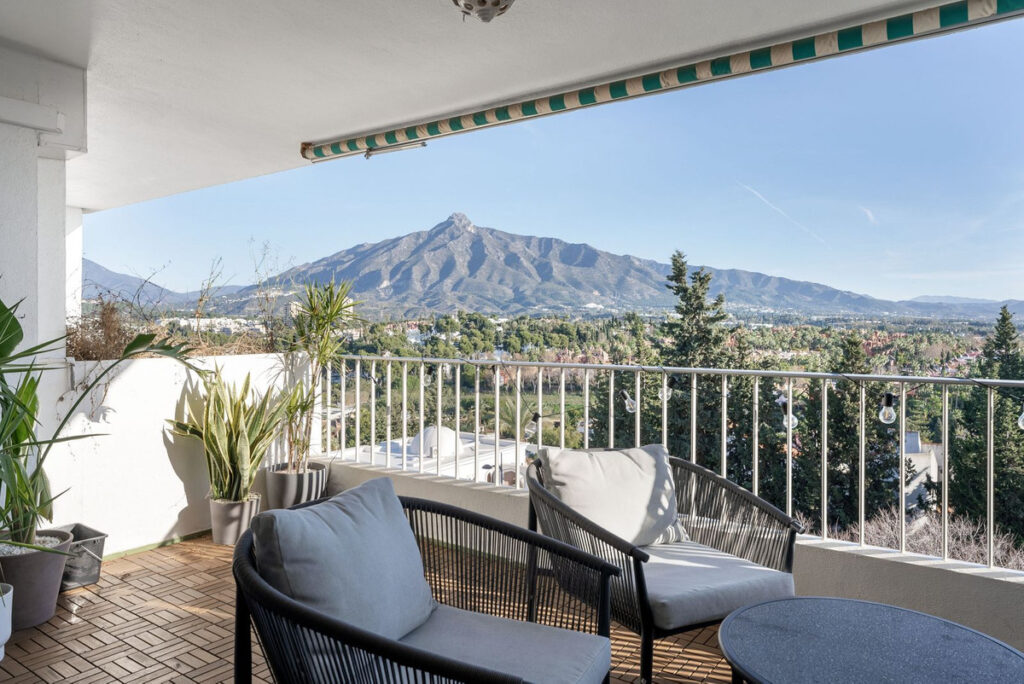 Top Floor Apartment Nueva Andalucía