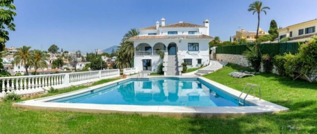Detached Villa Nueva AndalucÃa
