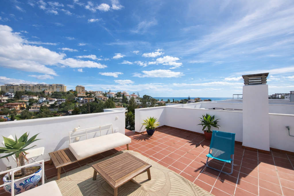 BRIGHT 2-BEDROOM PENTHOUSE WITH 55M² ROOFTOP TERRACE & TOURIST LICENCE. In Cala de Mijas