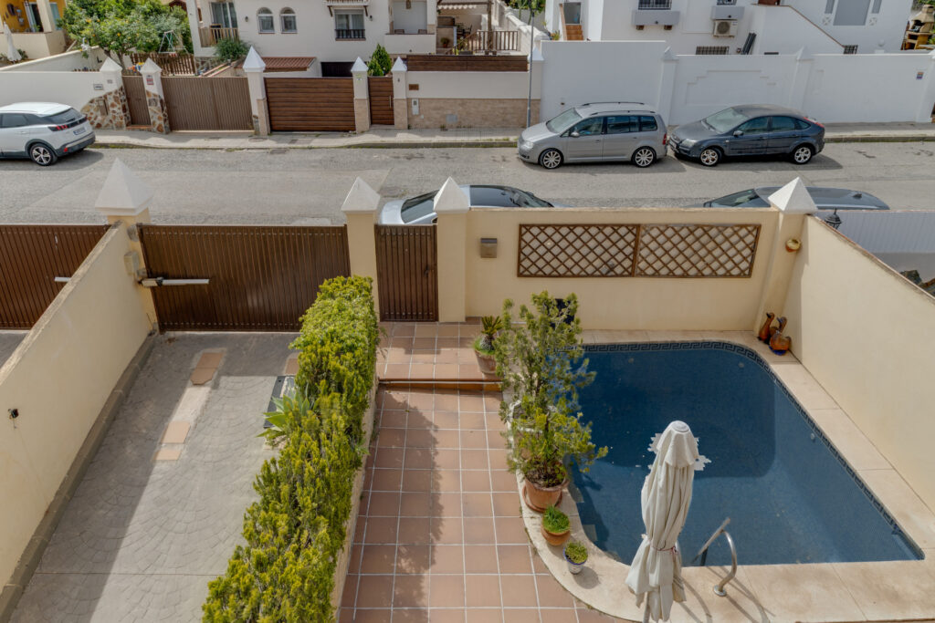 Semi-detached villa with private pool, large terrace and potential for 4 bedrooms in Alhaurín de la Torre In Retamar