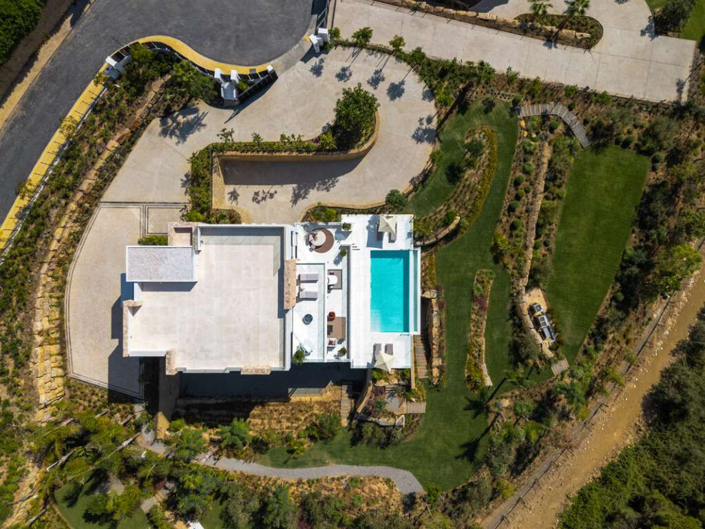 Contemporary Luxury Villa in Marbella Hill Club In Marbella