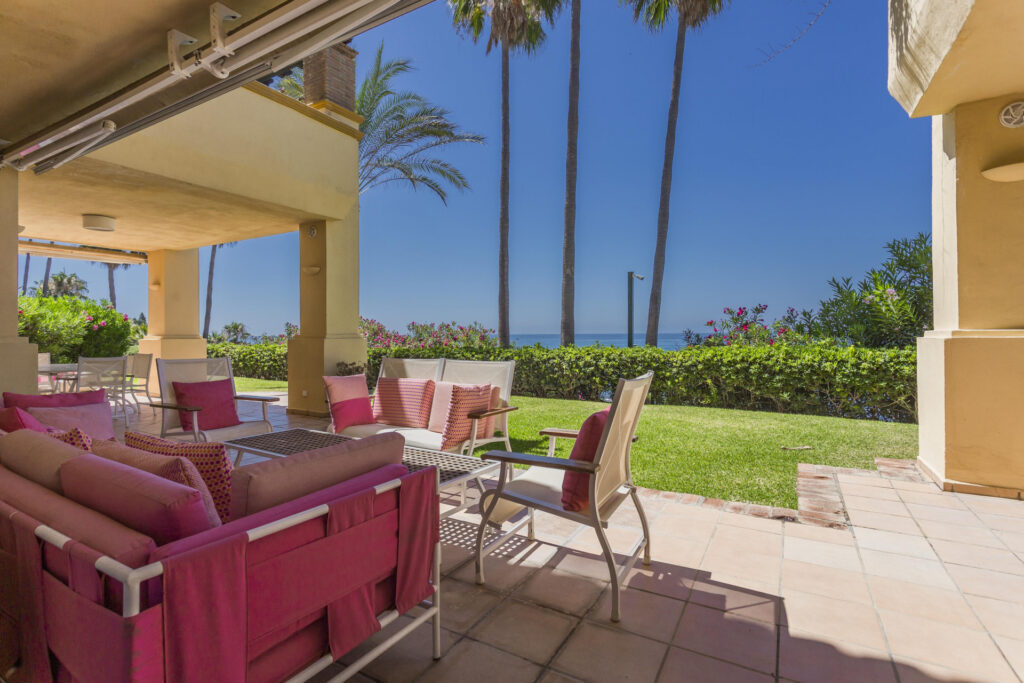Exquisite and stylishly renovated Apartment with Direct Beach Access In Rio Real
