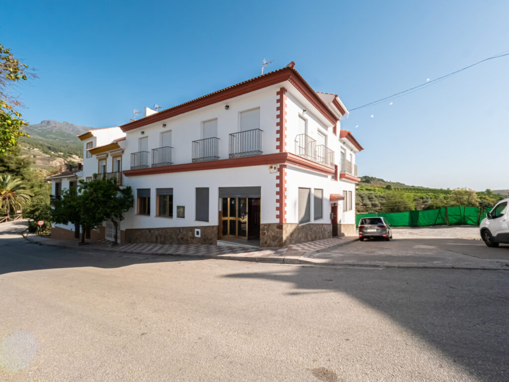 Spacious and Bright Commercial Property in Alozaina, Málaga In Alozaina