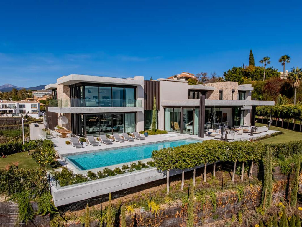 Ultra-Luxury Contemporary Villa in La Quinta with Panoramic Mediterranean Views In Benahavis