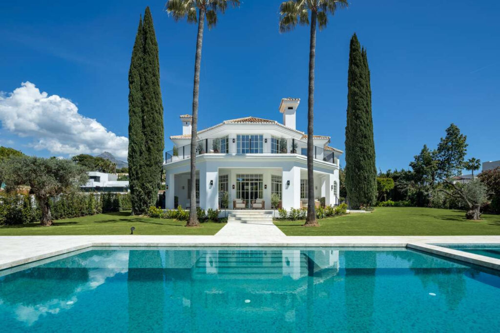 Stunning Luxury Villa in Nueva Andalucía with Elegant Mediterranean Living In Marbella