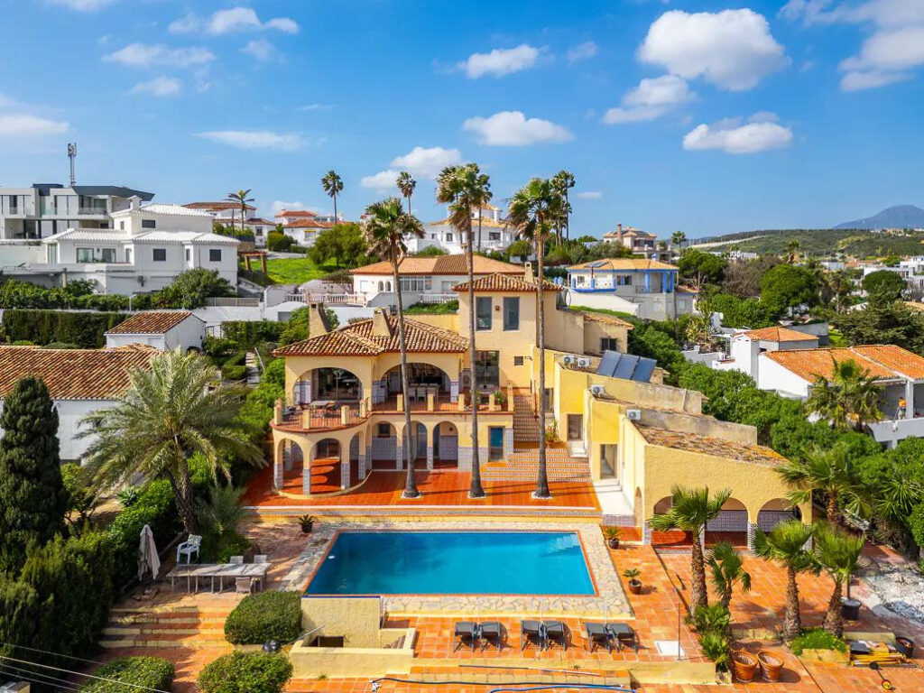 Fully Renovated Luxury Villa with Panoramic Sea Views In Estepona