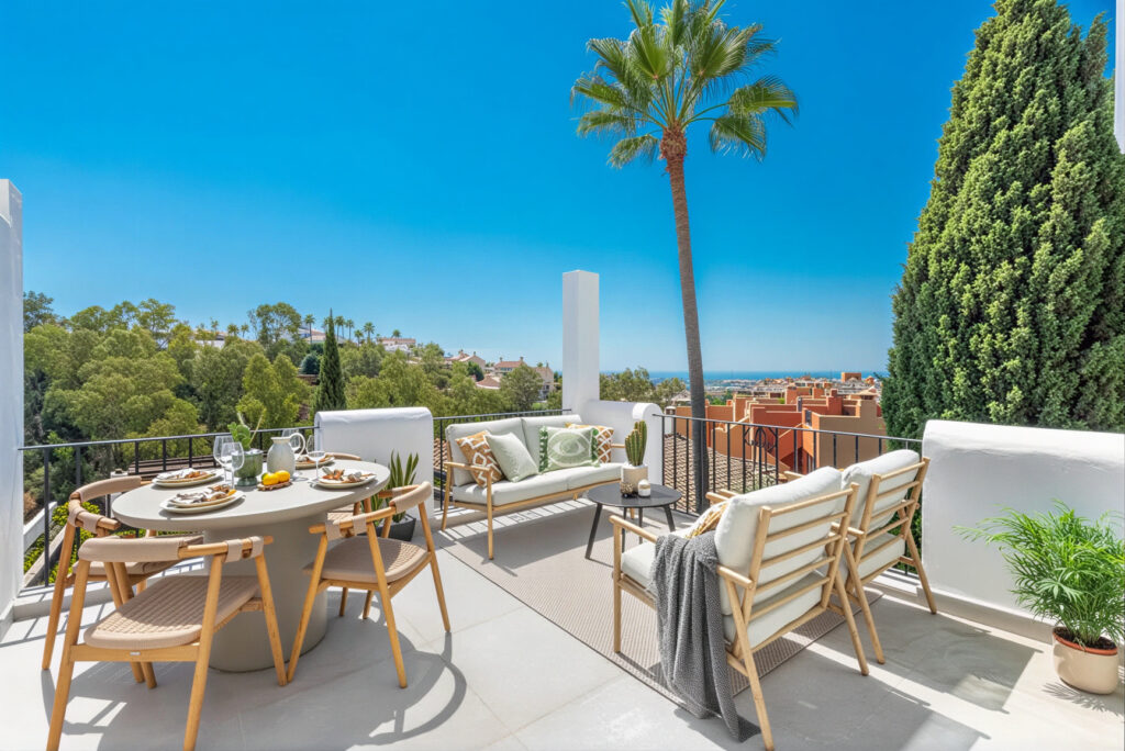 Fully renovated 3-bedroom apartment in urb Los Almendros, Benahavís In Benahavis