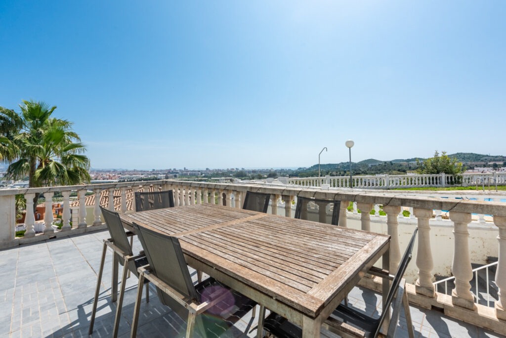 Small villa with panoramic views in Jardines del Águila In Cerros del Aguila