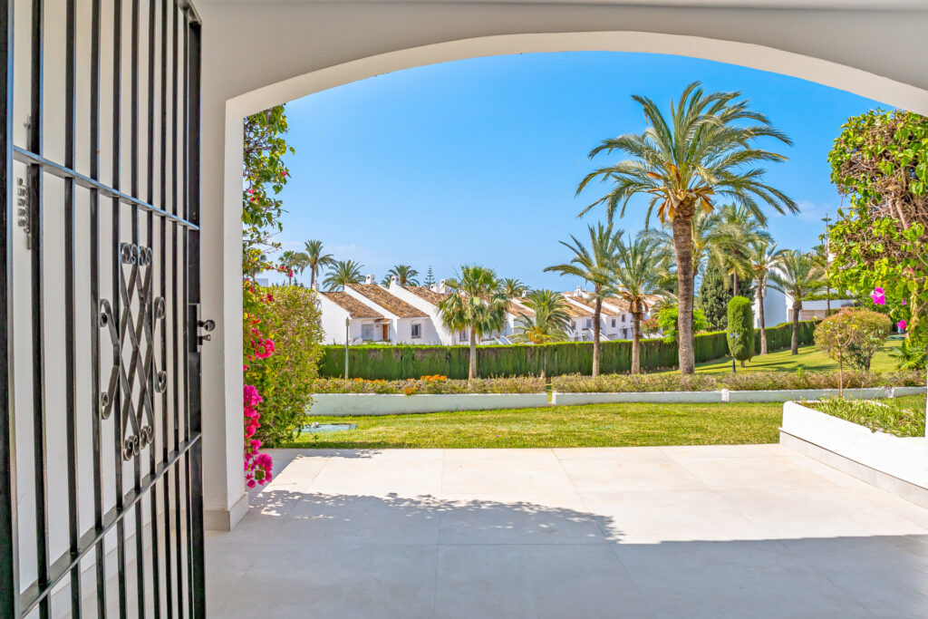 Bright, modern 3-bedroom apartment in the highly sought-after Urb. Malambo, Nueva Andalucía, Marbella, offering stylish living in a prime location close to all amenities and Puerto Banús. In Malambo