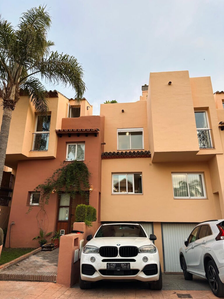 Nueva andalucia townhouse In Condes de Iza