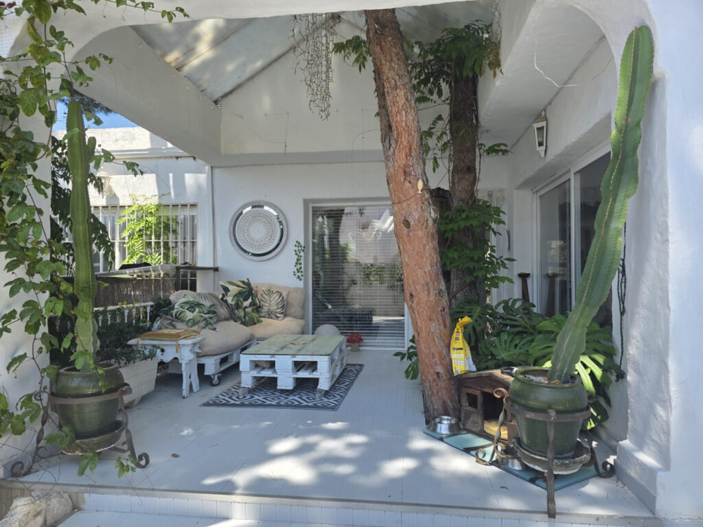 Your Mediterranean Heaven: An Indoor-Outdoor Masterpiece 3 bedrooms’ bungalow in Reserva de Marbella within walking to amenities and to the beach In Hacienda las Chapas