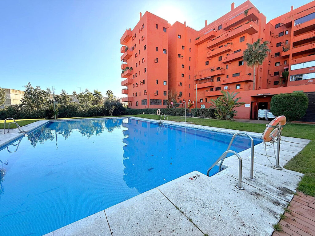 Spacious and bright apartment in a central location close to the beach in Estepona In Estepona Town