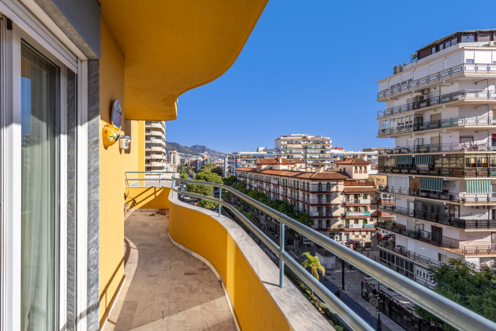 CORNER APARTMENT TO RENOVATE – INVESTMENT POTENTIAL – CITY CENTRE In Fuengirola Centro