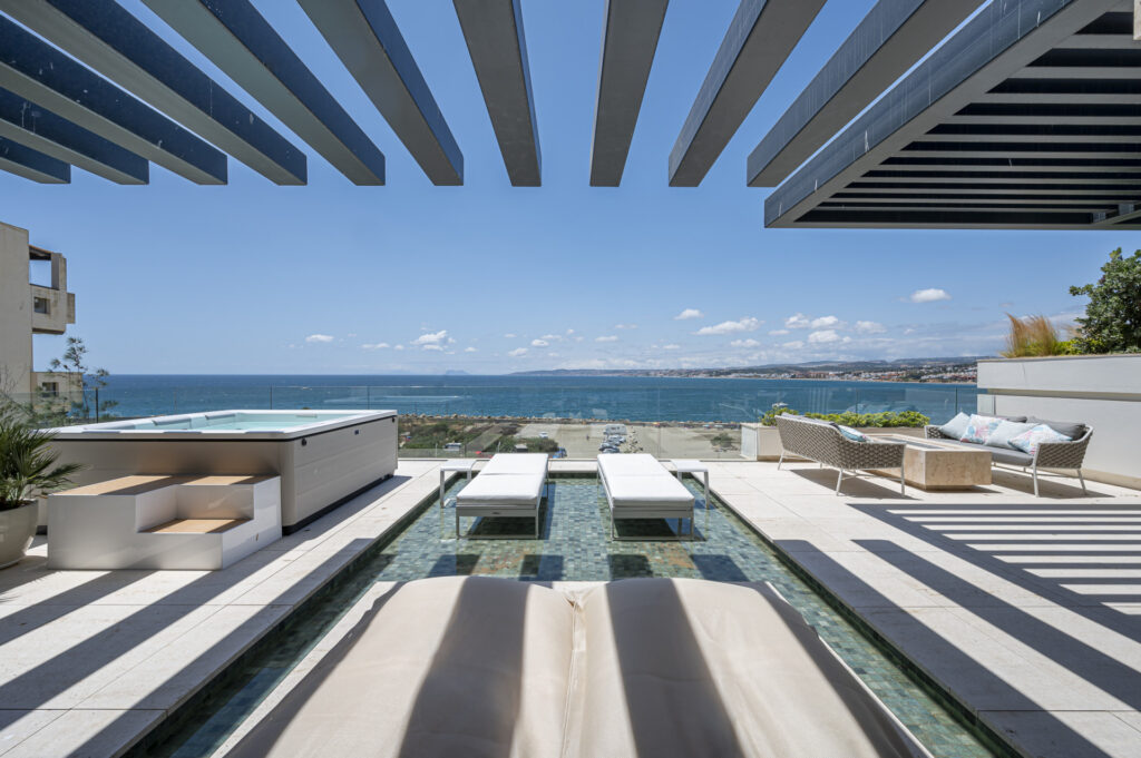 Luxury Beachfront Apartment with Panoramic Sea Views in Estepona In Playa del Cristo