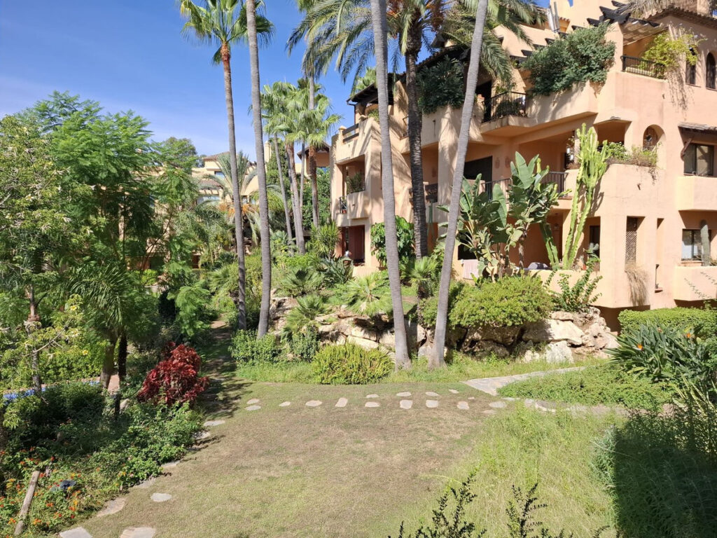 Middle Floor Apartment El Paraiso