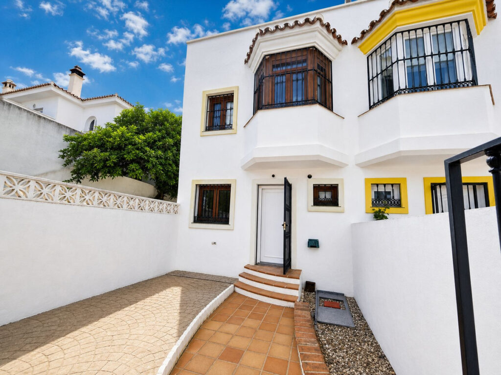 Semi-Detached House La Duquesa